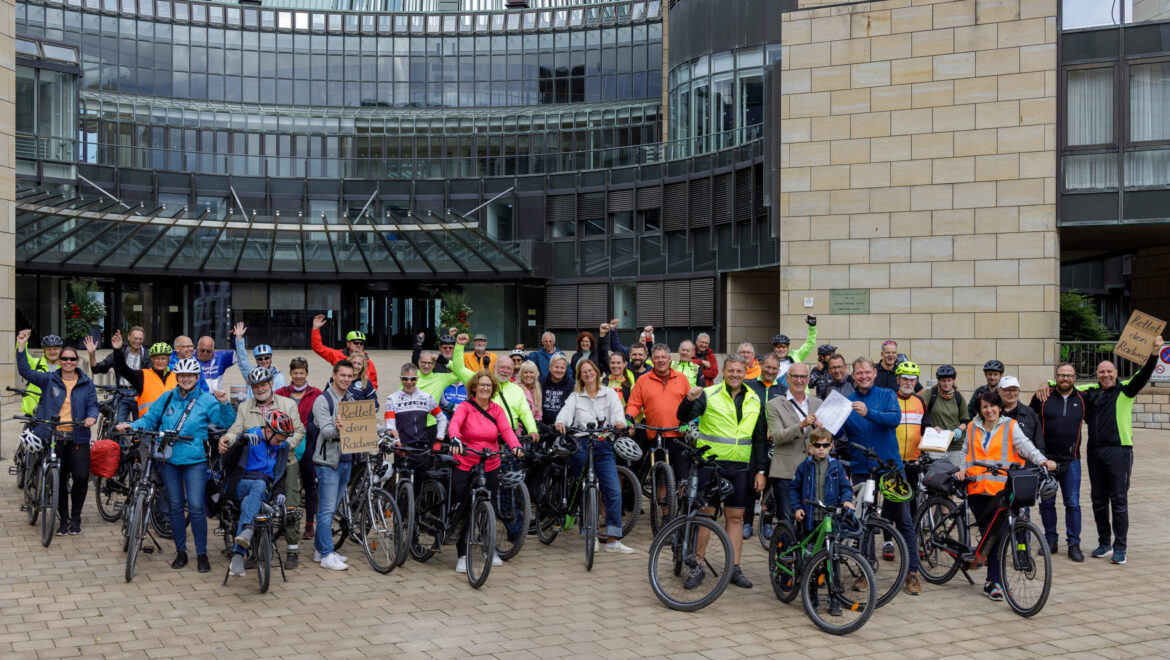 Radfahrer zeigen in Düsseldorf deutlich Flagge – Vor dem Landtag Druck gemacht