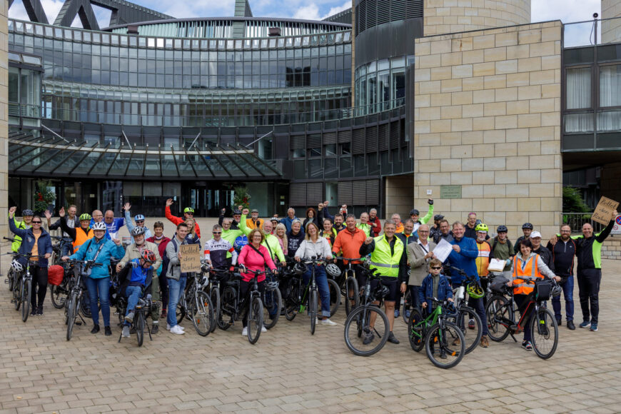 Radfahrer zeigen in Düsseldorf deutlich Flagge – Vor dem Landtag Druck gemacht